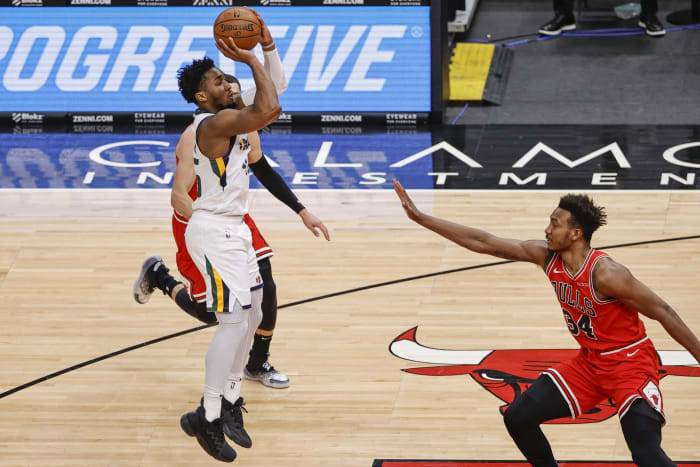 Donovan Mitchell (45) hits a mid-range jump shot against the Chicago Bulls